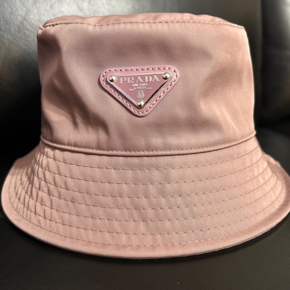 NEW WOMEN'S PRADA SOFT DUSTY PINK  RE-NYLON BUCKET HAT LOGO PLAQUE ONE SIZE - Picture 2 of 4